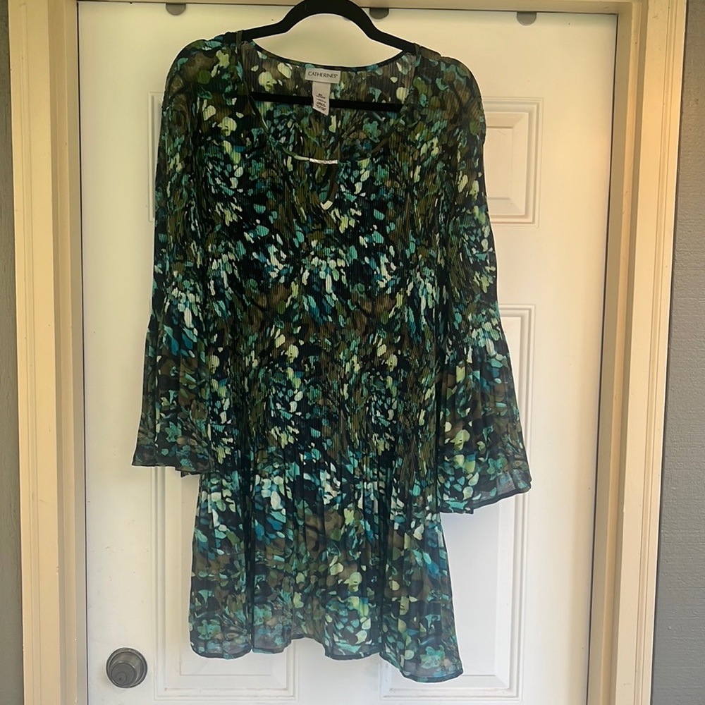 Size 6 x. Beautiful colors.  Flowy.